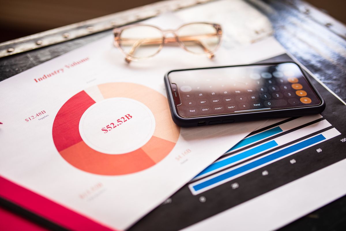 Laporan grafik data performa di atas meja dengan smartphone