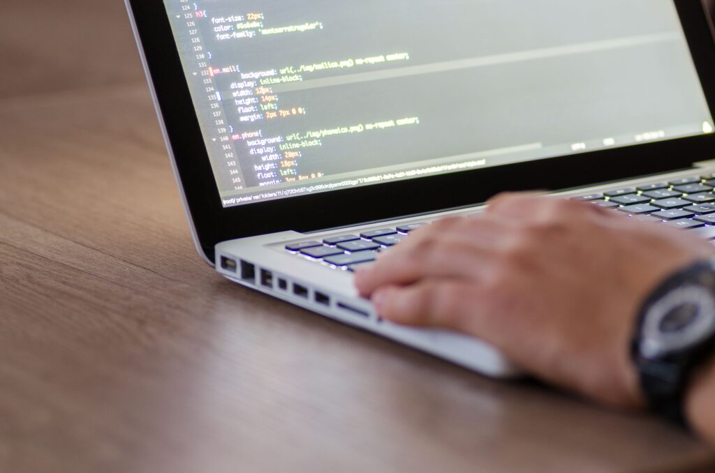 Kode di layar laptop, ilustrasi tracking dan pixel