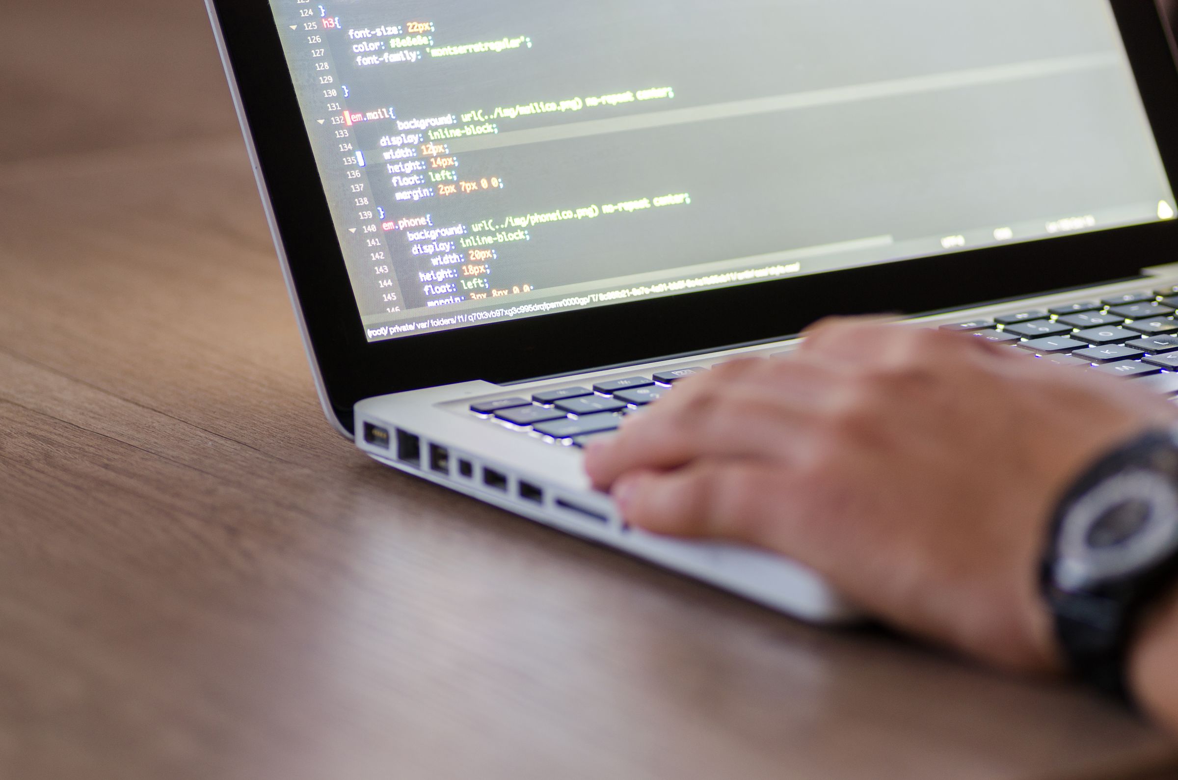 Kode di layar laptop, ilustrasi tracking dan pixel