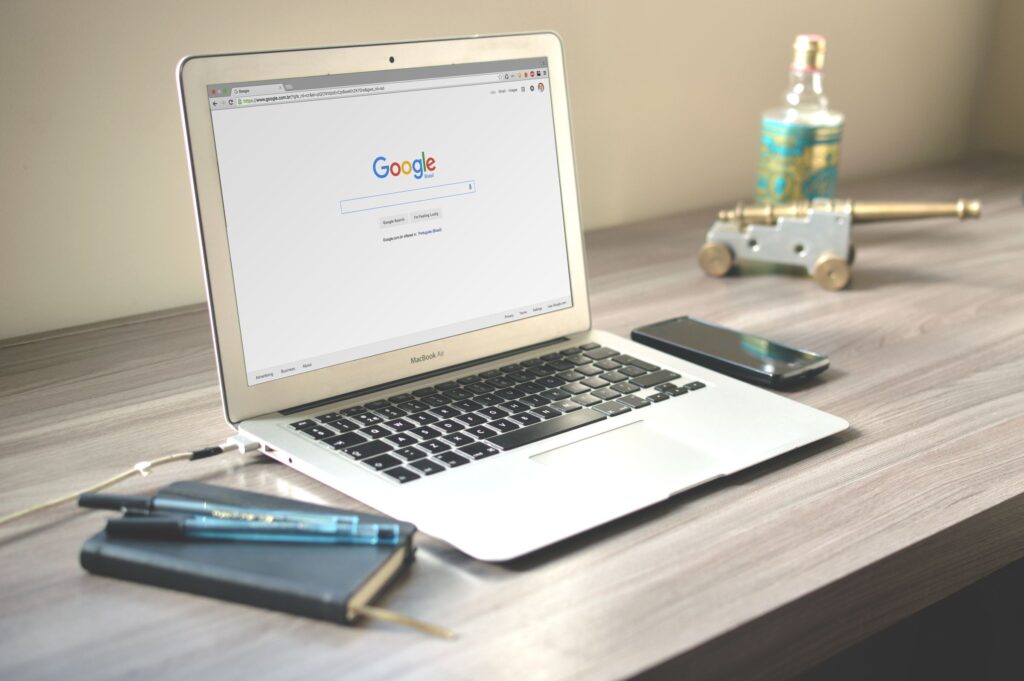 Laptop menampilkan data marketing untuk pelacakan campaign