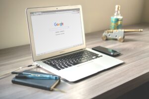 Laptop menampilkan data marketing untuk pelacakan campaign