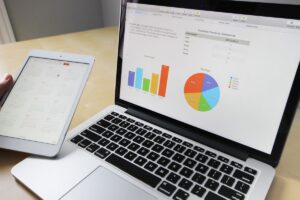 Kalender dan grafik di layar ilustrasi konsistensi marketing