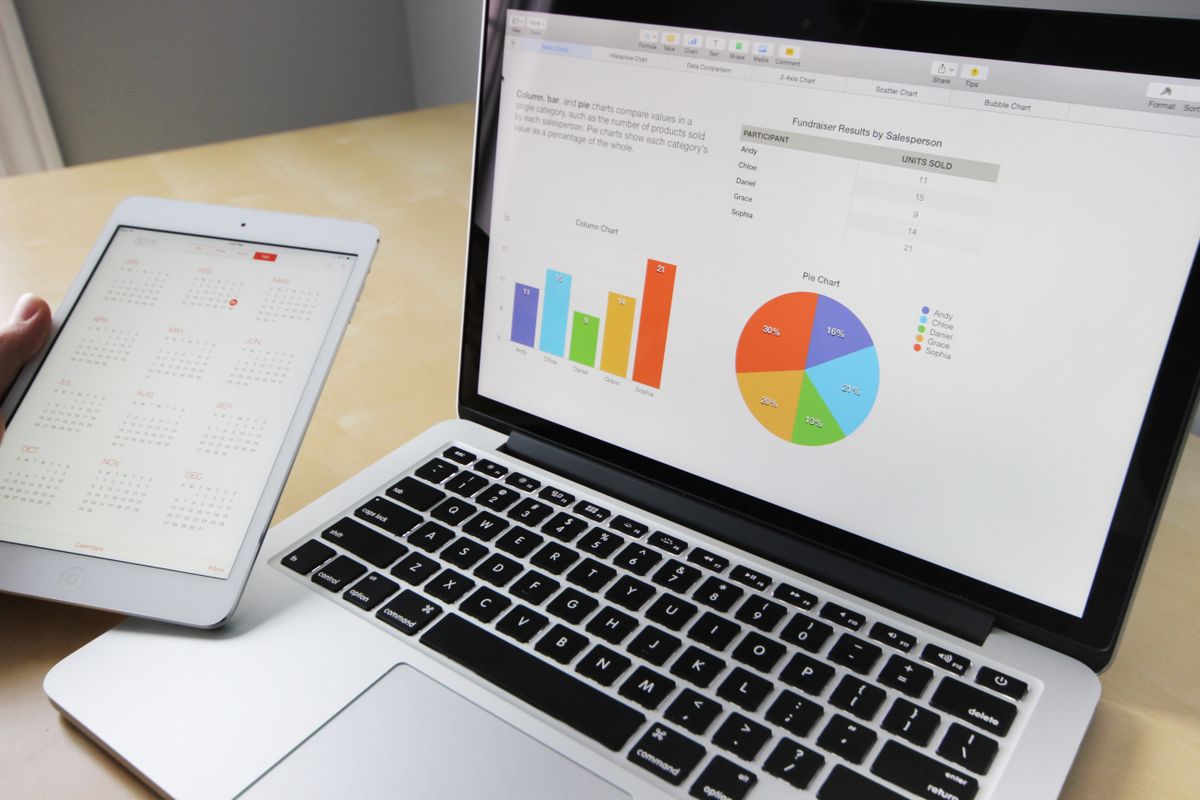 Kalender dan grafik di layar ilustrasi konsistensi marketing