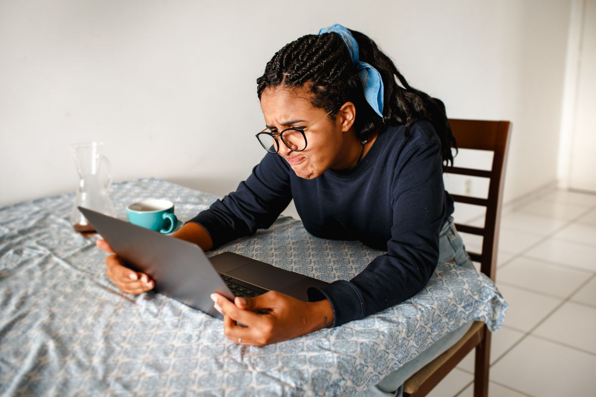 Marketer frustrasi lihat performa iklan Meta Ads yang boncos di laptop