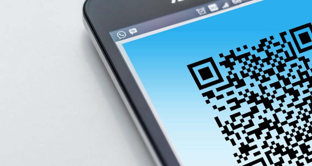 QR Code menu digital di layar smartphone
