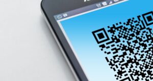 QR Code menu digital di layar smartphone