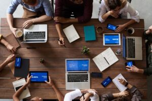 Tim marketing dengan banyak laptop dan gadget membuat konten