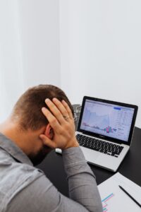 Marketer stres karena iklan Meta Ads boncos, grafik performa turun
