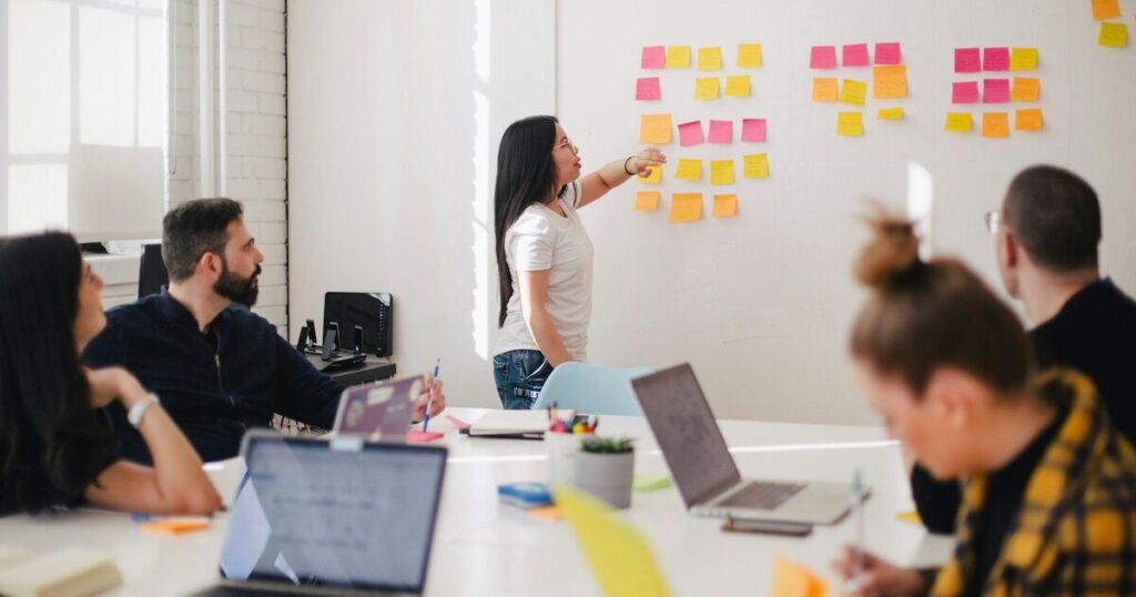 Tim strategist brainstorming membedah brief klien