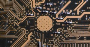 Ilustrasi biaya token AI dan circuit board komputer