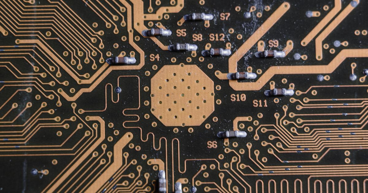 Ilustrasi biaya token AI dan circuit board komputer