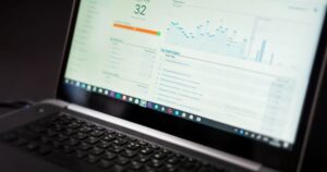 Ilustrasi dashboard CRM otomatis dengan AI