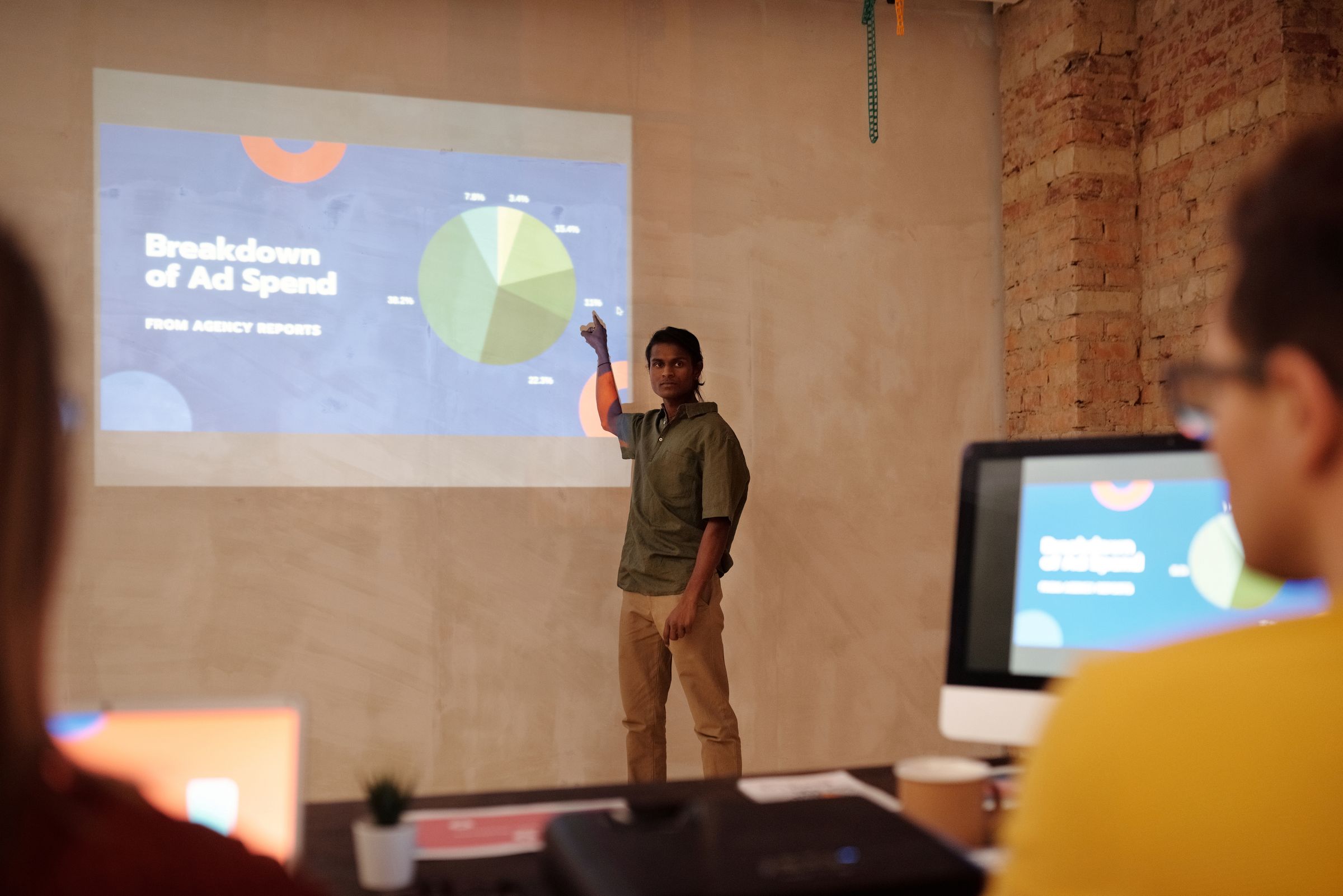 Presentasi biaya iklan dengan grafik di kantor